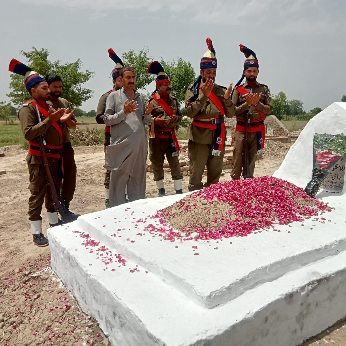 OfficialDPRPP's tweet photo. ملک و قوم کی خاطر اپنی جانیں قربان کرنے والے دھرتی کے عظیم سپوتوں کو آئی جی پنجاب عبدالکریم کے احکامات کی روشنی میں خراج عقیدت پیش کرنے کا سلسلہ جاری۔ ضلع سرگودھا پولیس کی آج کے دن شہادت پانے والے عظیم شہداء کی قبور پر سلامی اور بلندئ درجات کیلئے دعا۔ 
شہدا پولیس ہمارا فخر ہیں 
شہداء پولیس کی لازوال قربانی تاریخ کے صفحات میں ہمیشہ امر رہے گی۔ آئی جی پنجاب عبدالکریم
#PunjabPolice #OurMartyrs #Sargodha