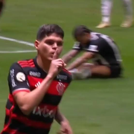 Matheus8106's tweet photo. @BscTecnologia @Wlad_Ramos @TheLibertadores @LibertadoresBR @Libertadores TRI-VICE nosso esse m.. kkkk

"artilheiro" dos gols inúteis kkkk https://t.co/A2RSpGoMj0