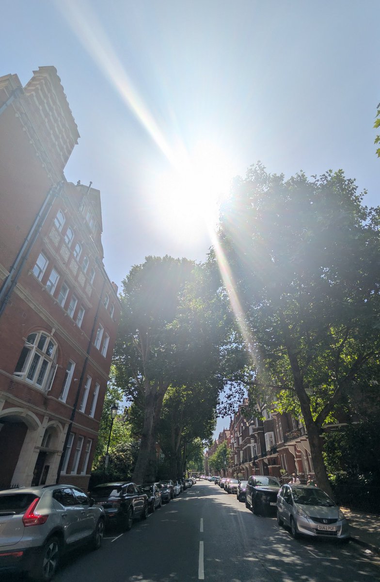 BawiPosts's tweet photo. Oh maaa gaaad the heatwave! happy long weekend dahlings! 😜 30°c this morning ice latte - ice cream - Aperol- repeat - I'm happy! Chelsea in bloom has been amazing this year! POV: your fave DJ just dropped a bomb! Have a fab Sunday &amp; enjoy the vlog! I'm off to tan &amp; lunch!😘☀️ https://t.co/RvOthLXmPc