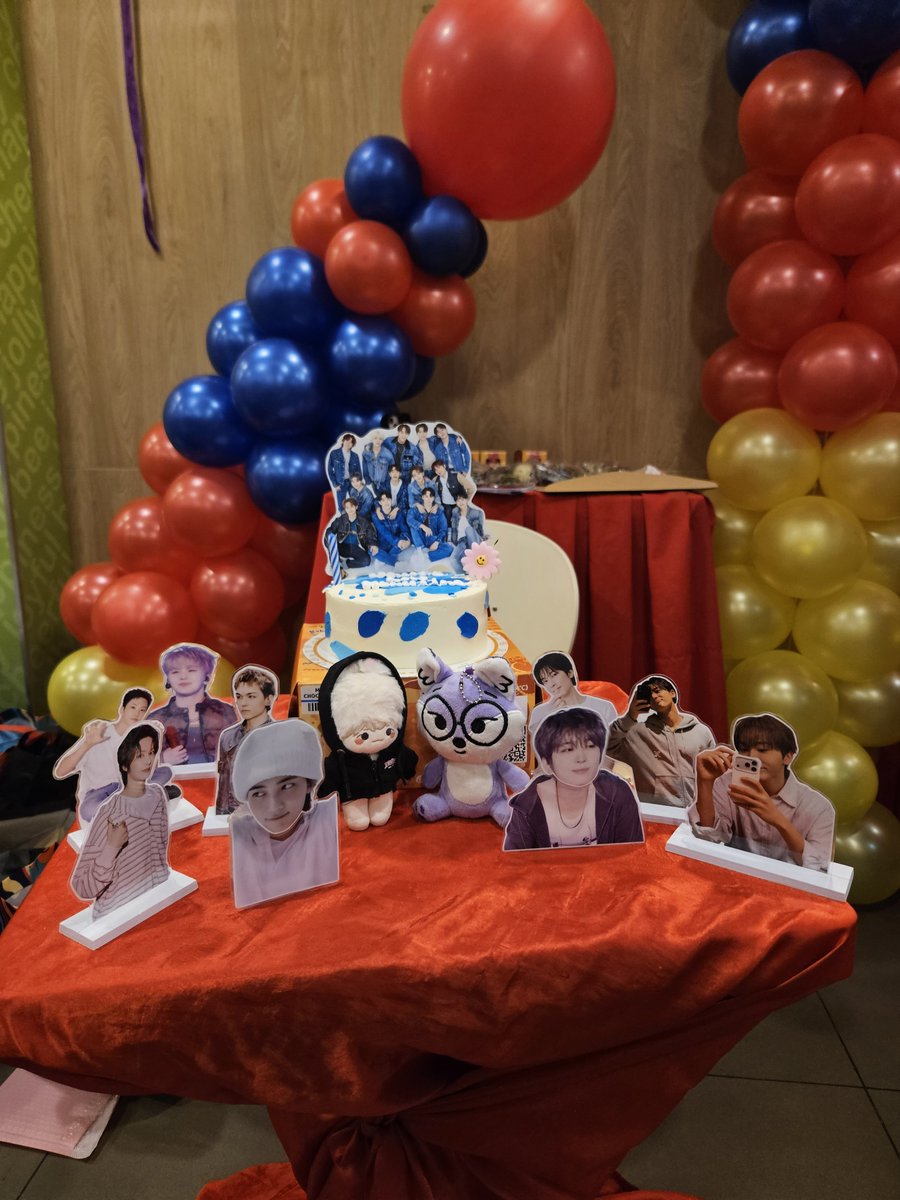 thirteenforsvt's tweet photo. Grabe ako ang nagpa music buong araw, iilan lang pics ko 😅 Super thank you for today, Carats! You're our head11ner! 🫶🏻 We love you! -Mom G

Tag us with #SvtYoureMyHead11ner and our sponsors when you post pics para kita namin 🥹 https://t.co/H8TB5J8iWN