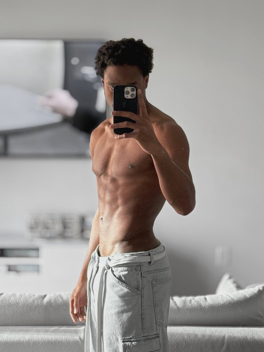DamarLittle's tweet photo. physique update 💪🏽 https://t.co/uoT7WGbP40