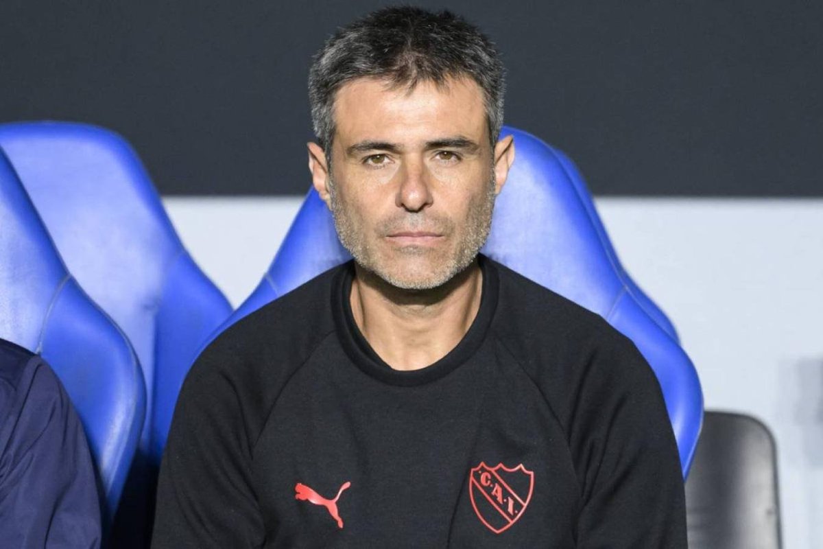 PasionFortinera's tweet photo. ✅ JULIO VACCARI será nuevo DT de Defensa y Justicia.

▶️ El ex DT de #Vélez, que firmará por 18 meses, compitió hasta último momento con ALAN CAPOBIANCO, otro ex DT de las Inferiores del Fortín.

🌎 #ExVélezPorElMundo https://t.co/9sDi5SuK3v