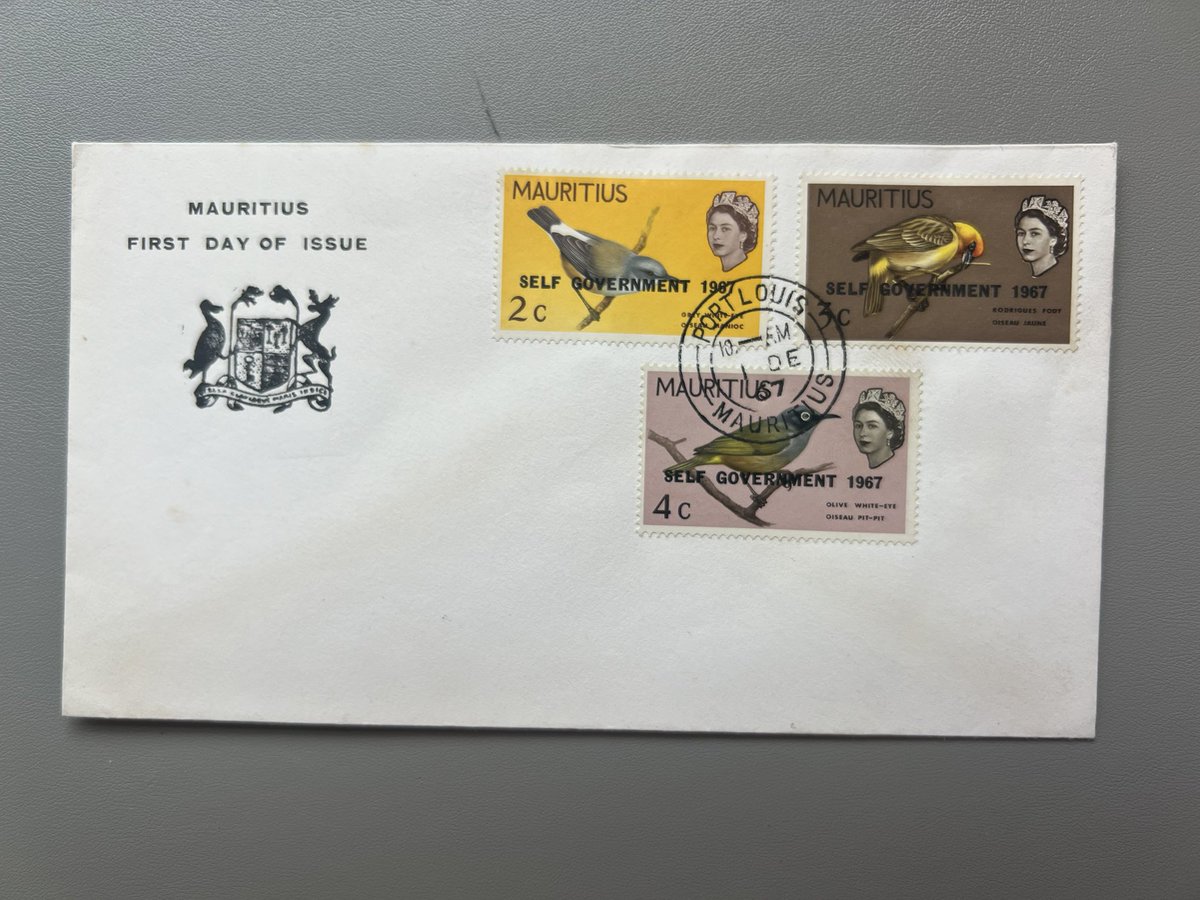 FdcBird's tweet photo. A couple of late deliveries yesterday. Only my 5th Qatar 🇶🇦 bird cover  😍. 1993 (my oldest) and features falcons. The other is a 1967 Mauritius 🇲🇺 cover featuring Olive + Grey White-eyes &amp; Rodrigues Fody. Both very welcome additions https://t.co/lZCzR9xLfW