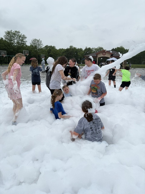 BrightElSchool's tweet photo. 🐾 5th Grade Celebration Fun ❤️🖤
A big thank you to Kristen Day and all of our 5th grade parent volunteers for organizing a fun end-of-year party for our students!

#WatchSunmanDearborn https://t.co/MUwbDW2V7W