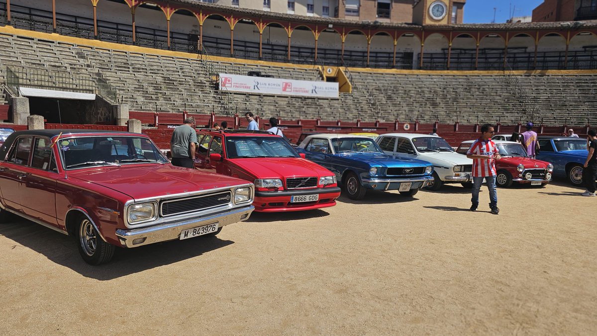psoe_toledoayto's tweet photo. 🚗🏍️ Más de 120 coches y motos clásicos han participado en la V quedada en apoyo a @ApanasToledo

Concejal@s de @psoe_toledoayto han respaldado la iniciativa que une afición, solidaridad y compromiso con las personas con discapacidad intelectual y del desarrollo y sus familias/♥️ https://t.co/cApbtK1k1v