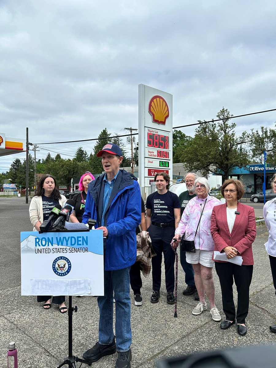 Ron Wyden tweet media