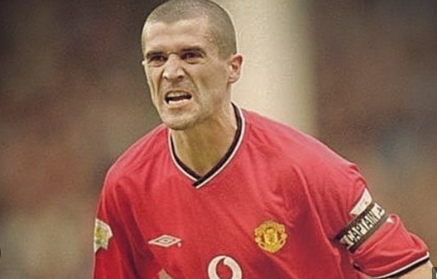 FergieLadsID's tweet photo. Michael Carrick, Pengganti Roy Keane yang Tidak Menjadi Roy Keane

Ketika Roy Keane meninggalkan Manchester United, banyak fans berpikir United membutuhkan sosok yang sama: keras, galak, penuh teriakan, dan bermain penuh amarah.

Tapi yang datang justru Michael Carrick.

Dan anehnya, ia sukses dengan caranya sendiri.

Carrick bukan Roy Keane. Ia tidak suka berteriak, tidak bermain brutal, dan bukan tipe pemain yang membuat lawan takut lewat tekel keras. Carrick bermain dengan kepala dingin, passing sederhana, dan kontrol permainan yang tenang.

Saat membahas gelandang hebat Manchester United, nama Michael Carrick sering kalah populer dibanding Roy Keane Bryan Robson atau Paul Scholes. Tapi banyak pemain dan pelatih justru menganggap Carrick sebagai “otak” permainan United di era Sir Alex Ferguson.

Carrick bukan tipe pemain yang penuh skill show atau tekel brutal. Ia bermain dengan tenang, sederhana, tapi sangat cerdas.

Cara bermainnya bahkan sering disebut mirip quarterback dalam sepak bola.

Pengatur Tempo Permainan

kalo menurut kalian dari daftar nama pemain inceran carrick siapa yang paling mirip?