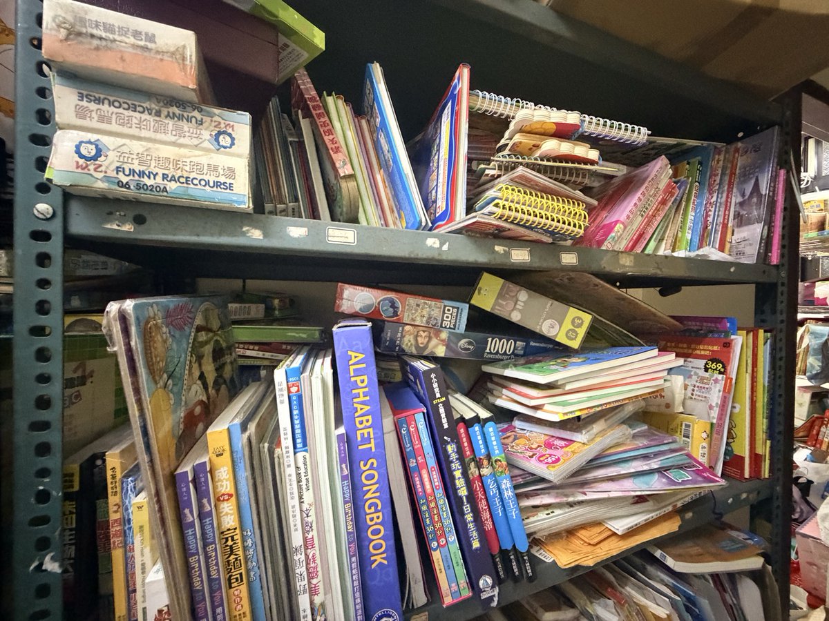 ansonchen's tweet photo. 阿姨突然離世，生前有在賣一些童書，也有一些是拼圖或其他教具什麼的，因為房子這週要還房東，這些東西我們其他人一時也不知道怎辦，若有推友有興趣想來看看的話，歡迎 DM 我，看有什麼用得到的就拿去，隨便加減包個紅包都可以，我會把錢用在他現在才十歲女兒身上（在台北通化街 18 冠軍牛肉麵附近） https://t.co/hNAMRs8eBv