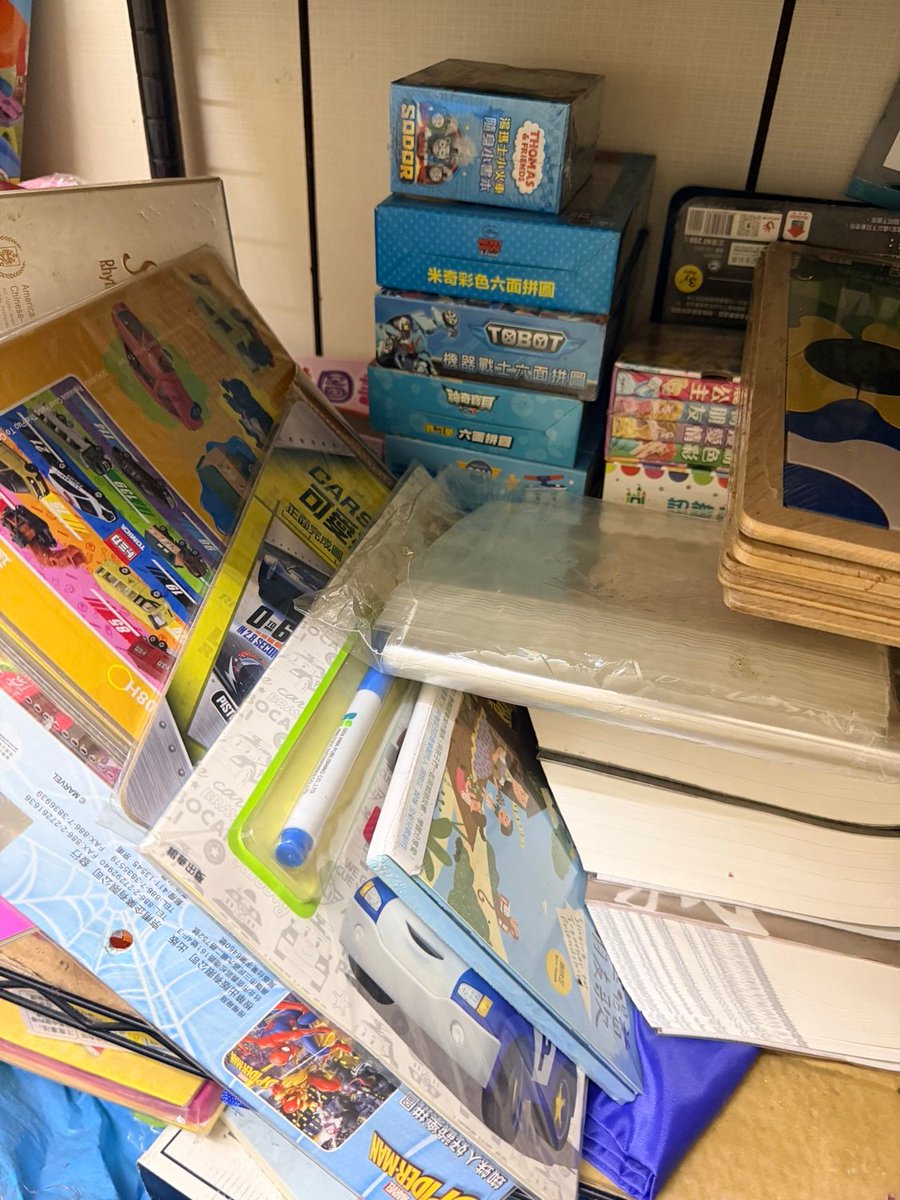 ansonchen's tweet photo. 阿姨突然離世，生前有在賣一些童書，也有一些是拼圖或其他教具什麼的，因為房子這週要還房東，這些東西我們其他人一時也不知道怎辦，若有推友有興趣想來看看的話，歡迎 DM 我，看有什麼用得到的就拿去，隨便加減包個紅包都可以，我會把錢用在他現在才十歲女兒身上（在台北通化街 18 冠軍牛肉麵附近） https://t.co/hNAMRs8eBv