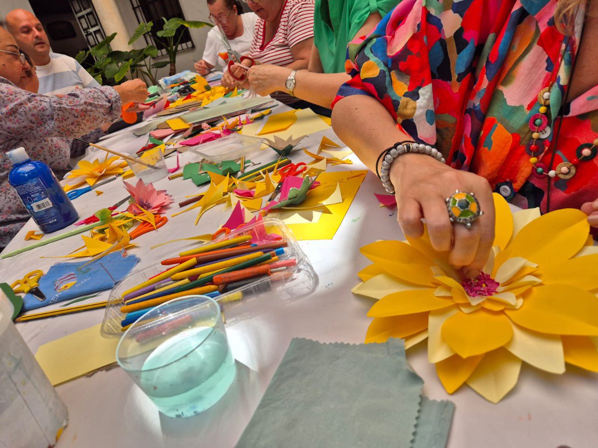 FundUnicaja's tweet photo. 🌸El patio del #MuseoFundaciónUnicajaArtesyCostumbresPopulares se ha convertido en el escenario perfecto para hacer fotos divertidas en una nueva sesión de nuestro ciclo #SábadosenelMACP.
📸Un taller infantil en el que celebramos la primavera y creamos un divertido photocall. https://t.co/edMSQjZPEw