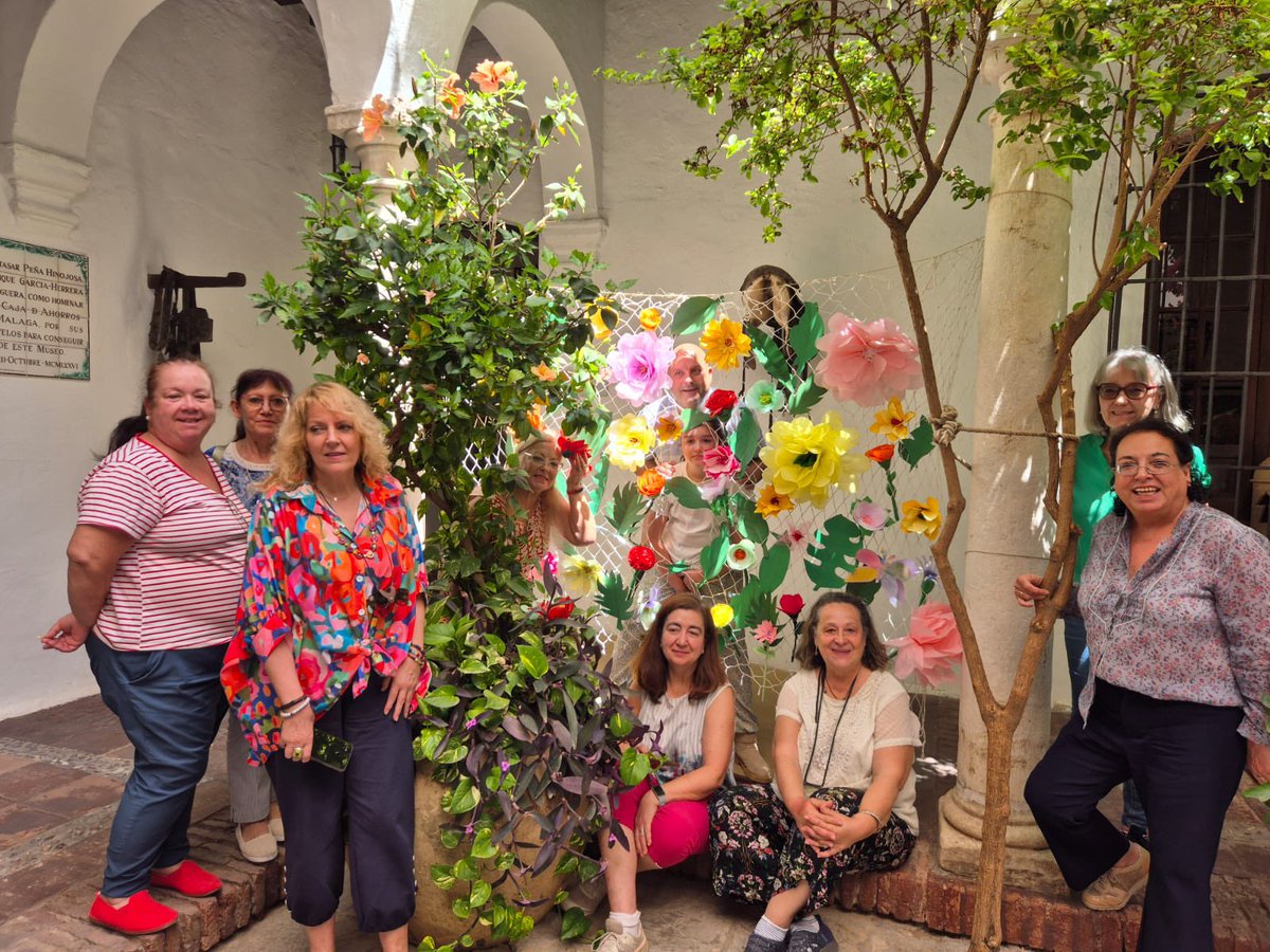 FundUnicaja's tweet photo. 🌸El patio del #MuseoFundaciónUnicajaArtesyCostumbresPopulares se ha convertido en el escenario perfecto para hacer fotos divertidas en una nueva sesión de nuestro ciclo #SábadosenelMACP.
📸Un taller infantil en el que celebramos la primavera y creamos un divertido photocall. https://t.co/edMSQjZPEw