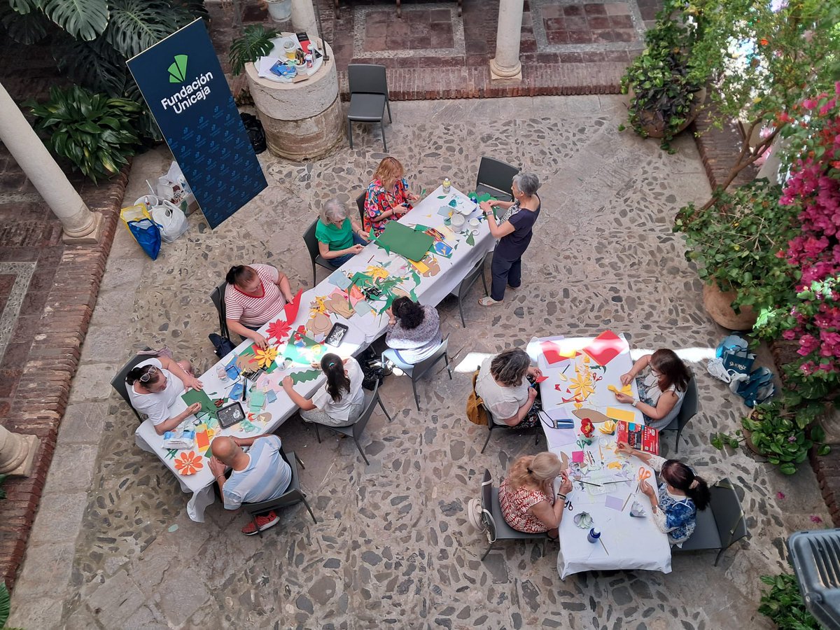 FundUnicaja's tweet photo. 🌸El patio del #MuseoFundaciónUnicajaArtesyCostumbresPopulares se ha convertido en el escenario perfecto para hacer fotos divertidas en una nueva sesión de nuestro ciclo #SábadosenelMACP.
📸Un taller infantil en el que celebramos la primavera y creamos un divertido photocall. https://t.co/edMSQjZPEw