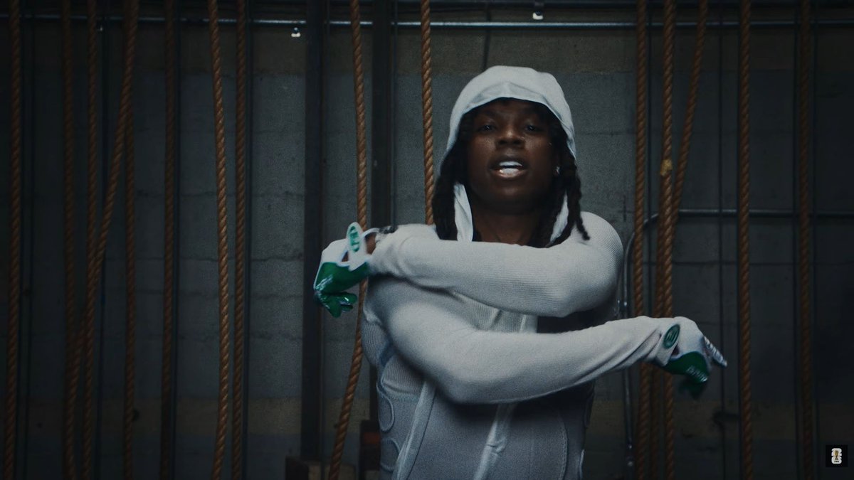 LookAround_TH's tweet photo. LISA, Anitta, Rema รวมพลังคอลแลปต์ใน “Goals” เพลงประจำ FIFA World Cup 2026   สะท้อนพลังไร้พรมแดนของการแข่งขันฟุตบอลโลก ที่นำวงการดนตรีและกีฬามาบรรจบกัน

🔗 https://t.co/zxSDfkNsvD

#LISA #Anitta #Reme #Goals #FIFAWorldCup2026

LISA, Anitta และ Rema รวมพลัง 3 ศิลปิน 3 สัญชาติ จาก 3 ทวีป ปล่อย “Goals” เพลงประจำการแข่งขันฟุตบอลโลก 2026 หรือ Official FIFA World Cup 2026 อย่างเป็นทางการ ที่นอกจากจะมาในจังหวะเร้าใจชวนเต้นสุดติดหูแล้ว มิวสิควิดีโอยังมาพร้อมภาพสวย ๆ เผยให้เห็นเสน่ห์ของแต่ละคนได้อย่างชัดเจน ปลุกพลังของแต่ละคนให้ลุกเป็นไฟ สะเทือนทั้งวงการเพลง และวงการกีฬาทั่วโลกในเวลาเดียวกัน

เพลง “Goals” หยิบเอากลิ่นอายของแนวดนตรี Latin Pop, Afrobeats และ K-Pop ซึ่งล้วนเป็นแนวดนตรีที่มีบทบาทสำคัญในการกำหนดทิศทางของวงการเพลงระดับโลก มาผสานเข้าด้วยกันอย่างลงตัว ภายใต้การโปรดิวซ์ของ Cirkut โปรดิวเซอร์เจ้าของรางวัลแกรมมี จนออกมาเป็นเพลงสุดเร้าใจ ด้วยจังหวะดนตรีชวนแดนซ์ พร้อมสะท้อนพลังไร้พรมแดนและความยิ่งใหญ่ระดับโลกของ FIFA World Cup ได้อย่างชัดเจน การรวมตัวของ LISA, Anitta และ Rema ยังทำให้เพลงนี้กลายเป็นหนึ่งในผลงานที่ทรงพลัง เข้าถึงผู้ฟังได้อย่างรวดเร็ว และมีอิทธิพลไปทั่วโลกอย่างแท้จริงอีกด้วย

LISA กล่าวถึงการร่วมงานครั้งนี้ว่า “การได้เป็นส่วนหนึ่งของอัลบั้ม Official FIFA World Cup ในปีนี้เป็นเรื่องที่น่าตื่นเต้นมาก ดนตรีคือสิ่งที่เชื่อมโยงผู้คนทั่วโลกเข้าไว้ด้วยกันเสมอ จึงนับเป็นเกียรติอย่างยิ่งที่ได้ร่วมงานกับ Anitta และ Rema”

“Goals” ถือเป็นอีกหนึ่งผลงานต่อเนื่องจากเพลง “Por Ella” ของ Los Ángeles Azules และ Belinda, “Echo” ของ Daddy Yankee และ Shenseea รวมถึง “Illuminate” ของ Jessie Reyez และ Elyanna ซึ่งแต่ละเพลงต่างสะท้อนมุมมองทางวัฒนธรรมอันโดดเด่นให้กับอัลบั้ม Official FIFA World Cup 2026 ในแบบของตัวเอง และสำหรับ “Goals” เพลงนี้ยังเชื่อมโยงศิลปินและผู้ฟังจากทั่วทุกมุมโลก ผ่านภาษาสากลเดียวกันอย่าง “ฟุตบอล”

ขณะที่เพลงจากอัลบั้ม Official FIFA World Cup 2026 ทยอยปล่อยออกมาให้แฟน ๆ ได้ฟังอย่างต่อเนื่องอัลบั้มนี้ได้รวบรวมศิลปินจากหลากหลายทวีปและแนวดนตรี เพื่อสะท้อนถึงความหลากหลาย ความยิ่งใหญ่ และอิทธิพลระดับโลกของการแข่งขันฟุตบอลครั้งสำคัญ พร้อมทำหน้าที่เป็นพื้นที่ที่ดนตรีและกีฬาโคจรมาบรรจบกัน เชื่อมโยงแฟน ๆ ชุมชน และเสียงดนตรีจากทั่วโลกเข้าไว้ด้วยกันอย่างไร้พรมแดน