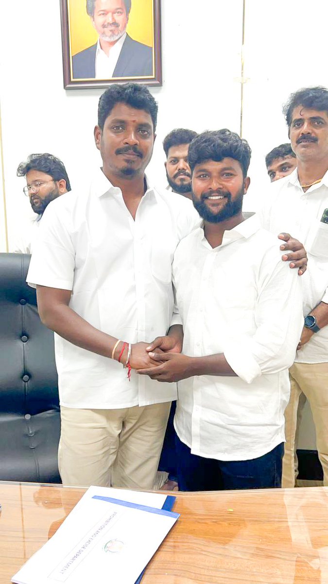 ChrisErvi's tweet photo. மதுவிலக்கு மற்றும் ஆயத்தீர்வு துறை அமைச்சராக பொறுப்பேற்றுள்ள அண்ணன் க.விக்னேஷ் அவர்களை.

சென்னை 
"தலைமைச் செயலகத்தில்"

சந்தித்து வாழ்த்து தெரிவித்தோம்..!

#tamizhavetrikazhagam 
#thalapathyvijay 
#CMJosephVijay 
#TNGovernment https://t.co/SRvuZucG9x