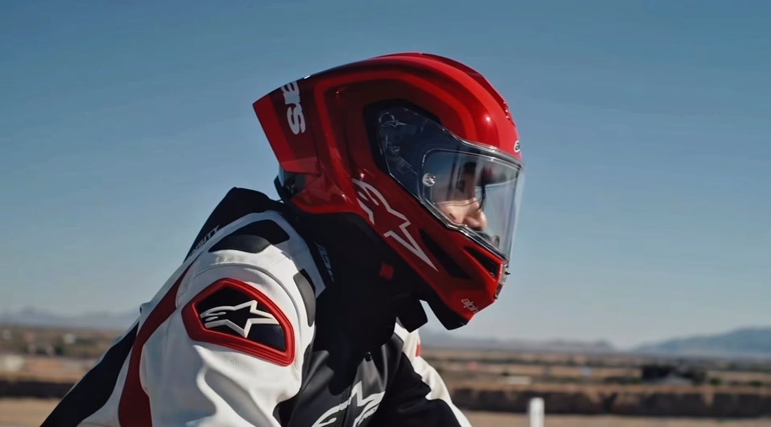 ItGirlLis's tweet photo. Not saying anything but… stars don’t lie ⭐

#jungkook customized his helmet and riding jacket with a J⭐ symbol… meanwhile, #lisa chose a star ⭐

These two maknaes really have the same energy, vibes, and taste not gonna lie. https://t.co/HtLpbZM3OD