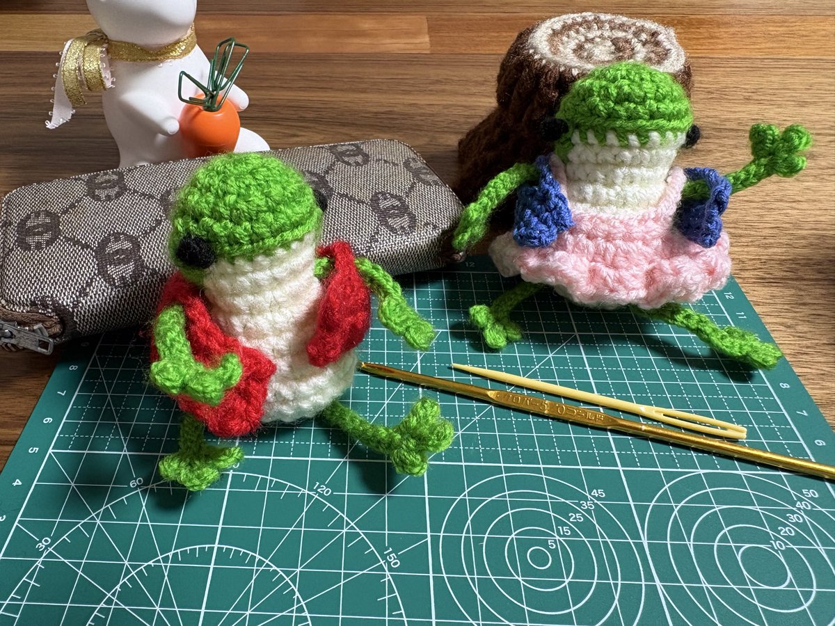 KAPLINE_2022's tweet photo. #かぎ針編み 

このカエルちゃん
ママんも気に入って

また編みました🐸🐸
今日も今日とてHOT LIMIT聴きながら編んでたら
ママんは出先でマーメイドになってました🧜‍♀️たのしそうでなにより

ショーン風巾着袋に乗ってブランコ遊び

赤いチョッキがキュート https://t.co/No5mJRkoFy