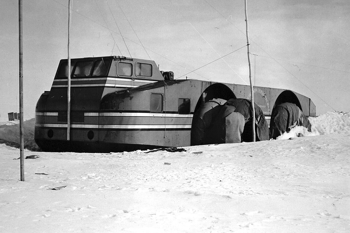 UnityNewsNet's tweet photo. Hey Frank,

According to NASA they used this 'Lunar Rover' on the moon during the Apollo 15 'mission'.

They say the temperature at the time was -250 degrees centigrade.

Meanwhile this is the Antarctic Cruiser that struggled to function at -50 degrees Celsius. https://t.co/jcE88m0fvZ