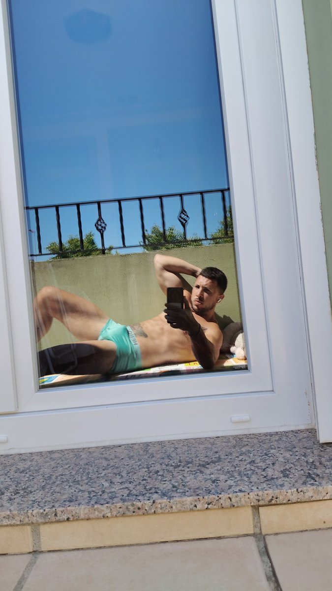 RafeloKing's tweet photo. Aquí en casa tomando el sol, vienes? https://t.co/peQkPPAd54