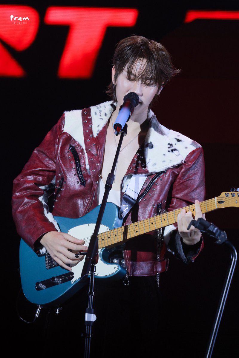 prem_in_frame's tweet photo. ──★ 

260524｜ เปรมเล่นกีตาร์ ไม่ค่อยเบื่อ 

SO PROUD OF BOUNPREM 
#LOLFanFest2026D3 
#prem_space @Prem_space  ‧₊˚ https://t.co/3eGSACjnQ3