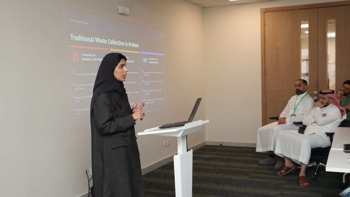 IAU_CCSIT's tweet photo. في إطار تعزيز الشراكة مع سوق العمل، زار وفدٌ من #كلية_علوم_الحاسب_وتقنية_المعلومات شركة شنايدر إلكتريك، لعرض عدد من المشاريع الطلابية المتميزة ومناقشة مجالات التعاون المستقبلية بين الجانبين.

وضم الوفد وكيلة الكلية للتطوير والشراكة المجتمعية د.أمل الأحمدي، ورئيسة قسم الشبكات والاتصالات د.نوره المبيريك، ورئيسة وحدة مشاريع التخرج د.رباب الخليفة، ومنسق الشراكة د.عبدالرحمن الحربي.

وخلال الزيارة، استعرض الطلاب أربعة مشاريع تخرج متميزة شملت: CYVERA، وBinTwin، وUnvailX، وOTDEFENDER، والتي حظيت باهتمام وإشادة من المختصين بالشركة. 

كما ناقش الوفد عدداً من محاور التعاون، من أبرزها التدريب التعاوني، والمشاريع المشتركة، وتطوير المقررات العلمية بما يدعم مواءمتها مع احتياجات سوق العمل
#IAU_CCSIT