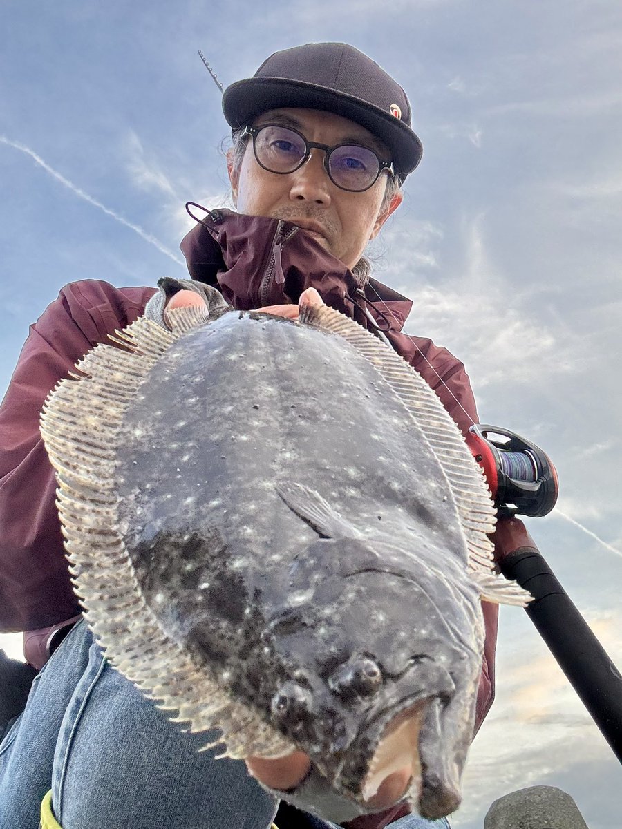 mohi_uoou's tweet photo. 爆風
気圧は高い
雨の濁り強い
鳥山わずか
手前ベイトは薄い
底荒れはなさそう
そこから青物は入ってないと予測して今やれることを考える
60gのジグを遠投し着底からロングジャークで見せてフォールでドン❗️
ギリヒラメサイズだが満足だ

#Fishman
#GOMEXUS
#ヒラメ
#フラットフィッシュ https://t.co/11CO4n73v6