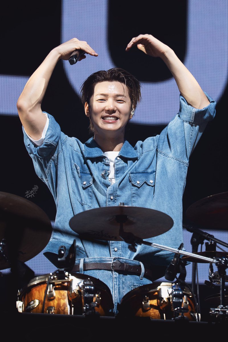 dailyCNBLUE's tweet photo. [#CNBLUE #씨엔블루 #KANGMINHYUK] https://t.co/vLuoL95Ue3