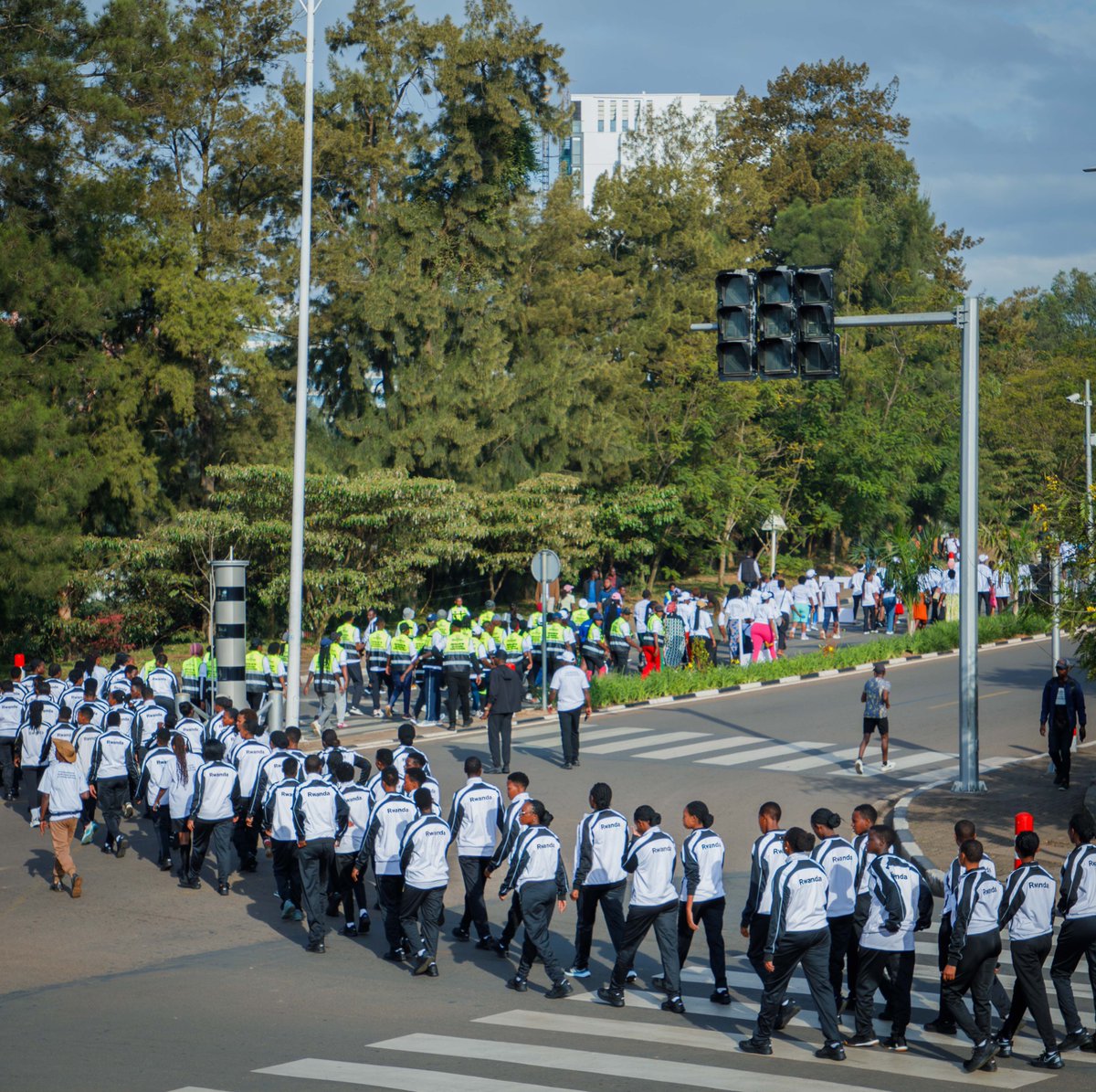 RwandaMoD's tweet photo. Today, the State Minister for Sports, Hon Rwego Ngarambe, other Government officials, the Mayor of Kigali City, the Chief J9, and RDF female personnel joined other participants in Car-Free Day activities, which placed special emphasis on sports and wellness programs dedicated to pregnant women. 

The initiative aimed to promote maternal health, physical fitness, and awareness of the importance of safe physical activities during pregnancy.
During the event, leaders emphasised the importance of providing continuous care, support, and attention to pregnant mothers, regarded as “Abatwitiye u Rwanda” for their vital role in the nation’s future development.
They highlighted that regular and guided physical exercise plays a key role in improving maternal health, reducing stress, enhancing physical well-being, and preparing women for safer motherhood.
============================

Uyu munsi, Umunyamabanga wa Leta muri Minisiteri ya Siporo, Rwego Ngarambe, abandi bayobozi batandukanye muri Guverinoma, Umuyobozi w’Umujyi wa Kigali, Umuyobozi ushinzwe ubufatanye hagati y' Ingabo n'abasivile, ndetse n’abagore bo mu Ngabo z’u Rwanda (RDF) bifatanyije n’abandi baturage mu bikorwa bya Siporo 'Car-Free Day', byibanze cyane kuri siporo yazirikanye by'umwihariko ubuzima bw'abagore batwite.
Iki gikorwa cyari kigamije guteza imbere ubuzima bw’ababyeyi batwite, kongerera abaturage ubumenyi ku kamaro ko gukora siporo iboneye mu gihe cyo gutwita, no gushishikariza imibereho myiza ishingiye ku myitozo ngororamubiri.
Mu butumwa bwatangiwe muri iki gikorwa, abayobozi bashimangiye akamaro ko gukomeza kwita ku bagore batwite no kubaha ubufasha n’icyubahiro bikwiye, babita “Abatwitiye u Rwanda” kubera uruhare rukomeye bafite mu kubaka ejo hazaza h’Igihugu.

Banagaragaje ko imyitozo ngororamubiri ikozwe neza kandi iyobowe n’ababifitiye ubumenyi ifasha guteza imbere ubuzima bw’umubyeyi n’umwana, kugabanya stress, kongera imbaraga z’umubiri, ndetse no gufasha umugore kwitegura kubyara neza kandi mu mutekano.