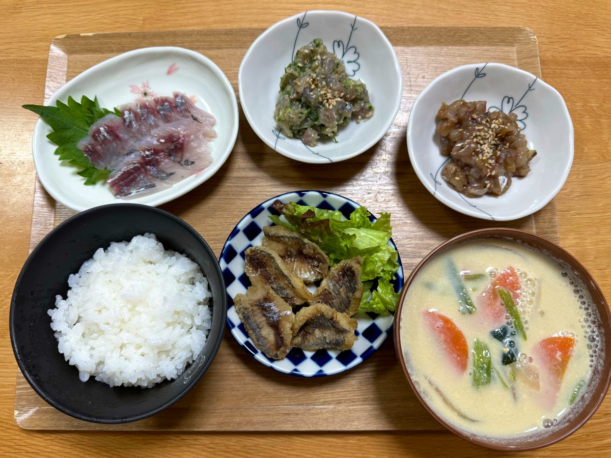 miyupon017's tweet photo. 今日の夜ごはんはアジづくし定食🐟笑

お刺身となめろう2種類、
フライにして食べました！！

おかまりの真似して
焼肉のタレ和えてみたけど美味しい！
ご飯がすすむ味､､､🤤💓

いつも途中でギブアップしちゃうけど、
今日は一人で全部捌いたよ💪 https://t.co/0DftS59a9G