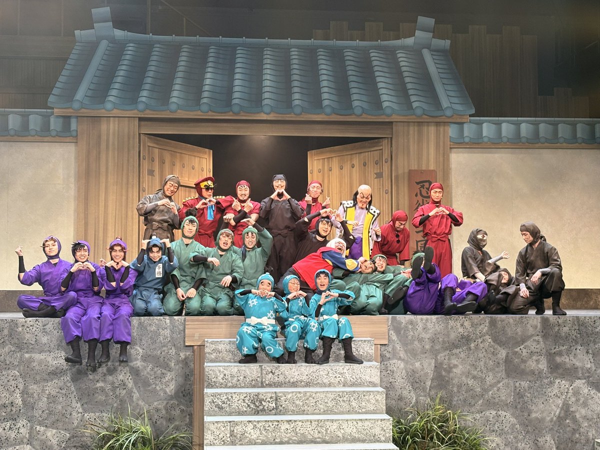 suechanB7's tweet photo. 直前まで普通に雑渡さん座ってるのに次には一緒にコケてんの可愛いがすぎる
そして安定に美しく微動だにしない高坂陣内左衛門
 #忍ミュ https://t.co/WuRr4DT1D9