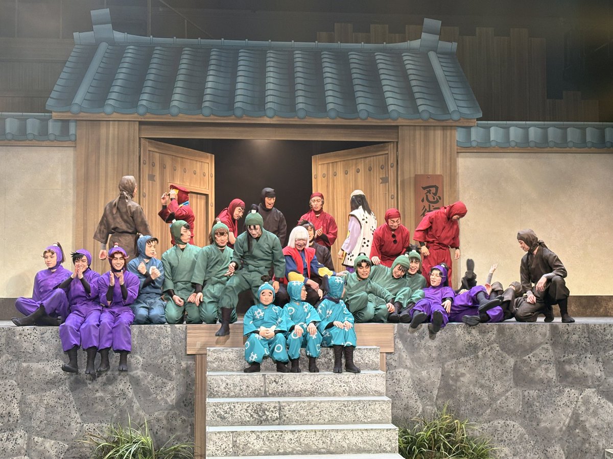 suechanB7's tweet photo. 直前まで普通に雑渡さん座ってるのに次には一緒にコケてんの可愛いがすぎる
そして安定に美しく微動だにしない高坂陣内左衛門
 #忍ミュ https://t.co/WuRr4DT1D9