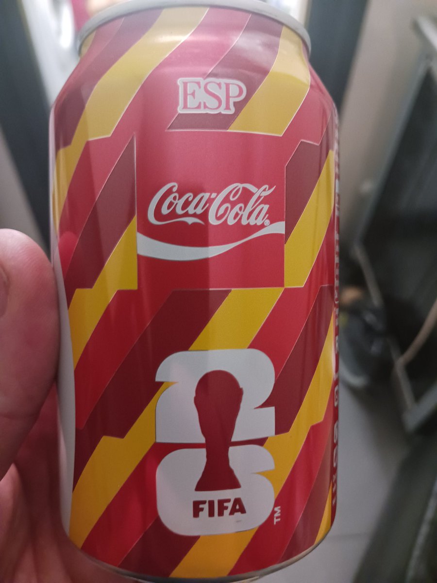 1211route's tweet photo. Desde cuando esta es la bandera de España señores de @CocaCola. https://t.co/xtJutVnjQT