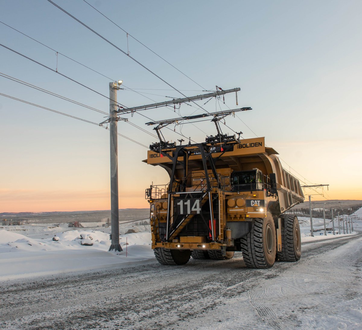 One1Enter59273's tweet photo. @AfterGrogBlog @tsport100 Over head conducting wires. On top of the truck is a retracting panograph. https://t.co/AKy0PFwLMm