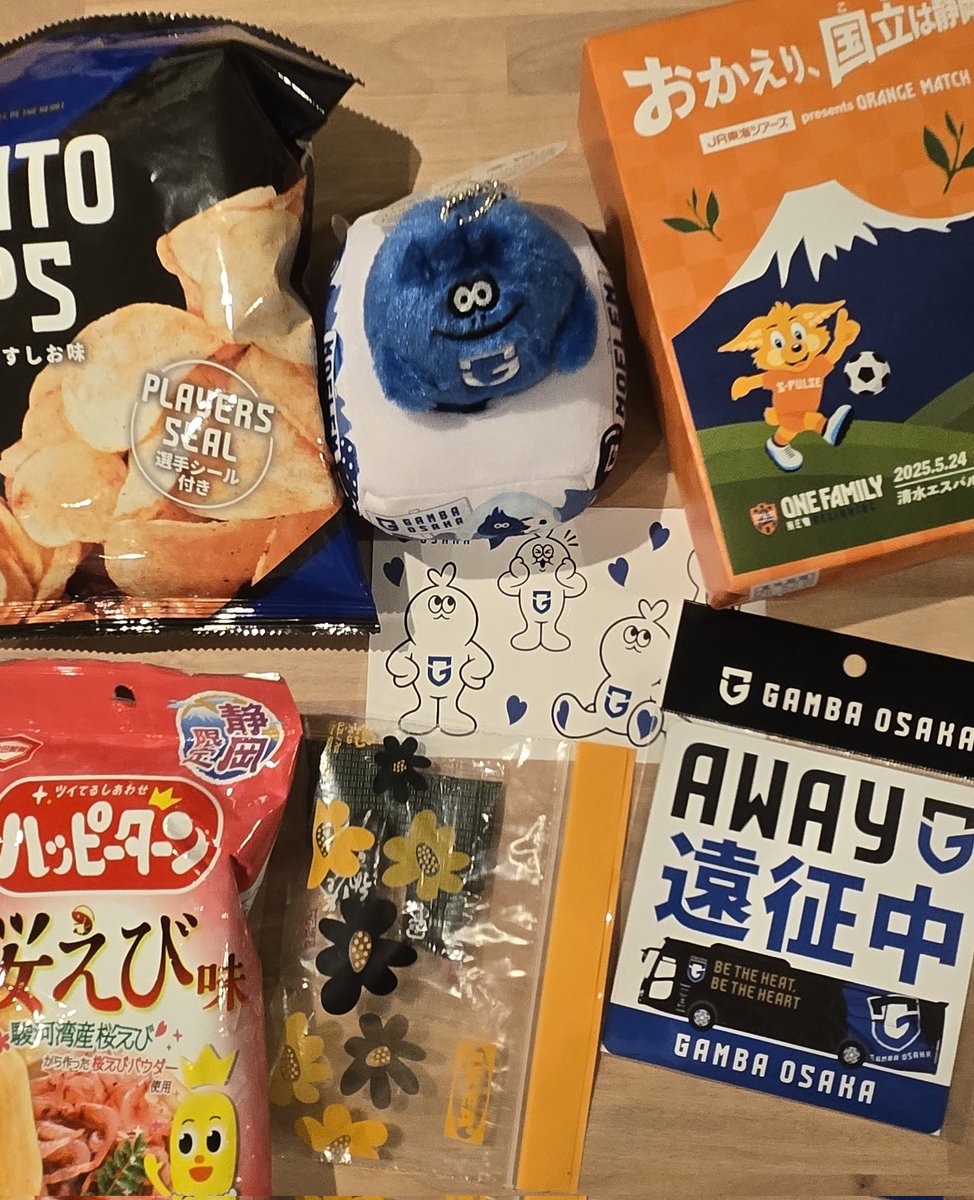 twinklemaachan's tweet photo. お土産🗻とガンバグッズもいろいろ買えたモチレムのシールももらえたよ💙 https://t.co/EJtCpZoCJF