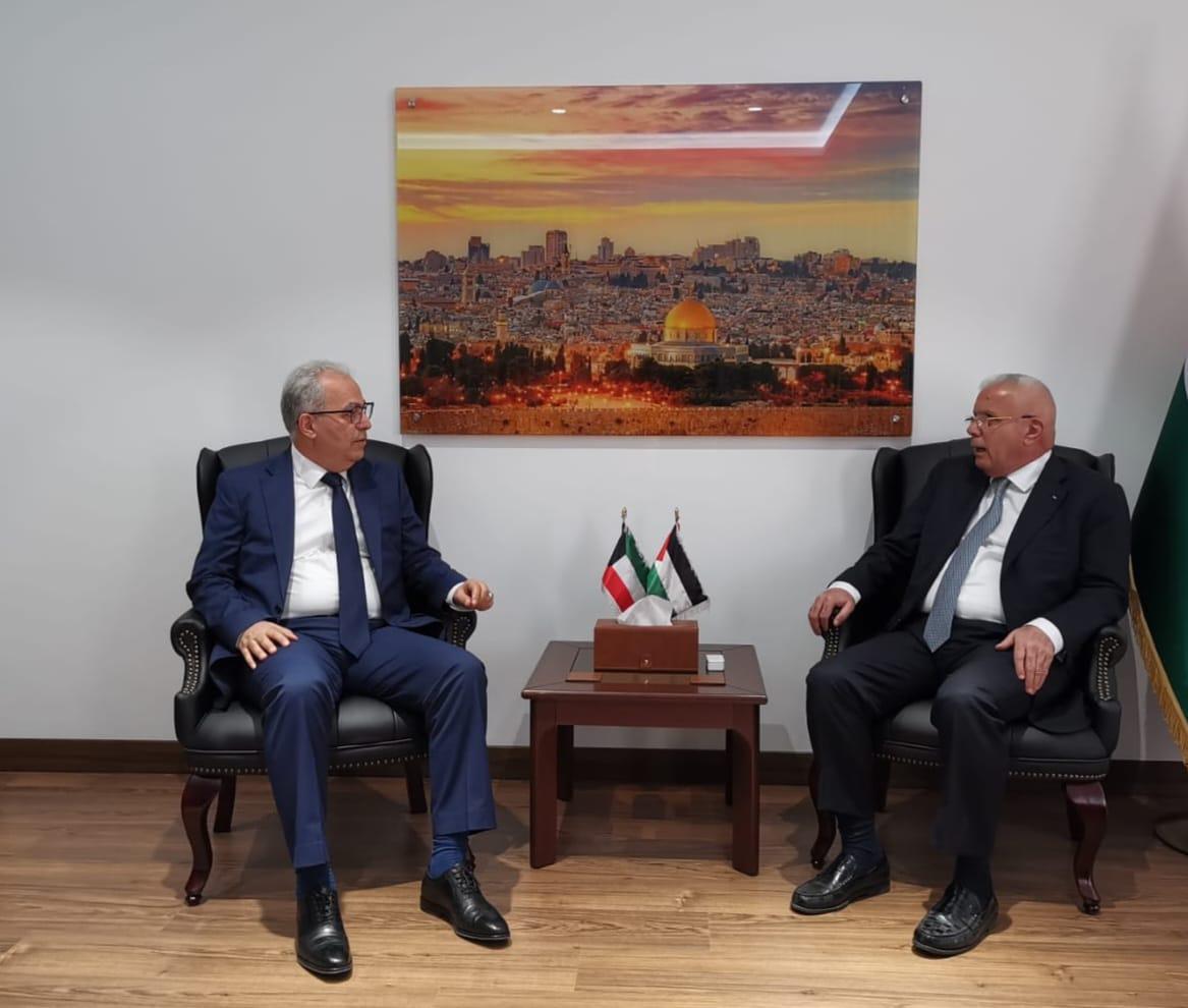 PalestinEmbassy's tweet photo. استقبل سفير دولة فلسطين عميد السلك الدبلوماسي العربي رامي طهبوب في مكتبه بعد ظهر اليوم الأحد سعادة سفير المملكة المغربية علي بن ��يسى حيث رحب السفير طهبوب بنظيره المغربي الذي زار السفارة بمناسبة الانتقال إلى المبنى الجديد وشكره على زيارته الكريمة ، كما تم استعراض الأوضاع الاقليمية والدولية.
#Moroccan #palestine #kuwait #embassies
