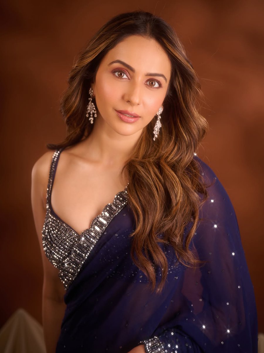 telugufilmnagar's tweet photo. Elegance wrapped in every sparkle... Courtesy of @Rakulpreet 💙✨

#RakulPreet #TeluguFilmNagar https://t.co/SMJVlMHsfl
