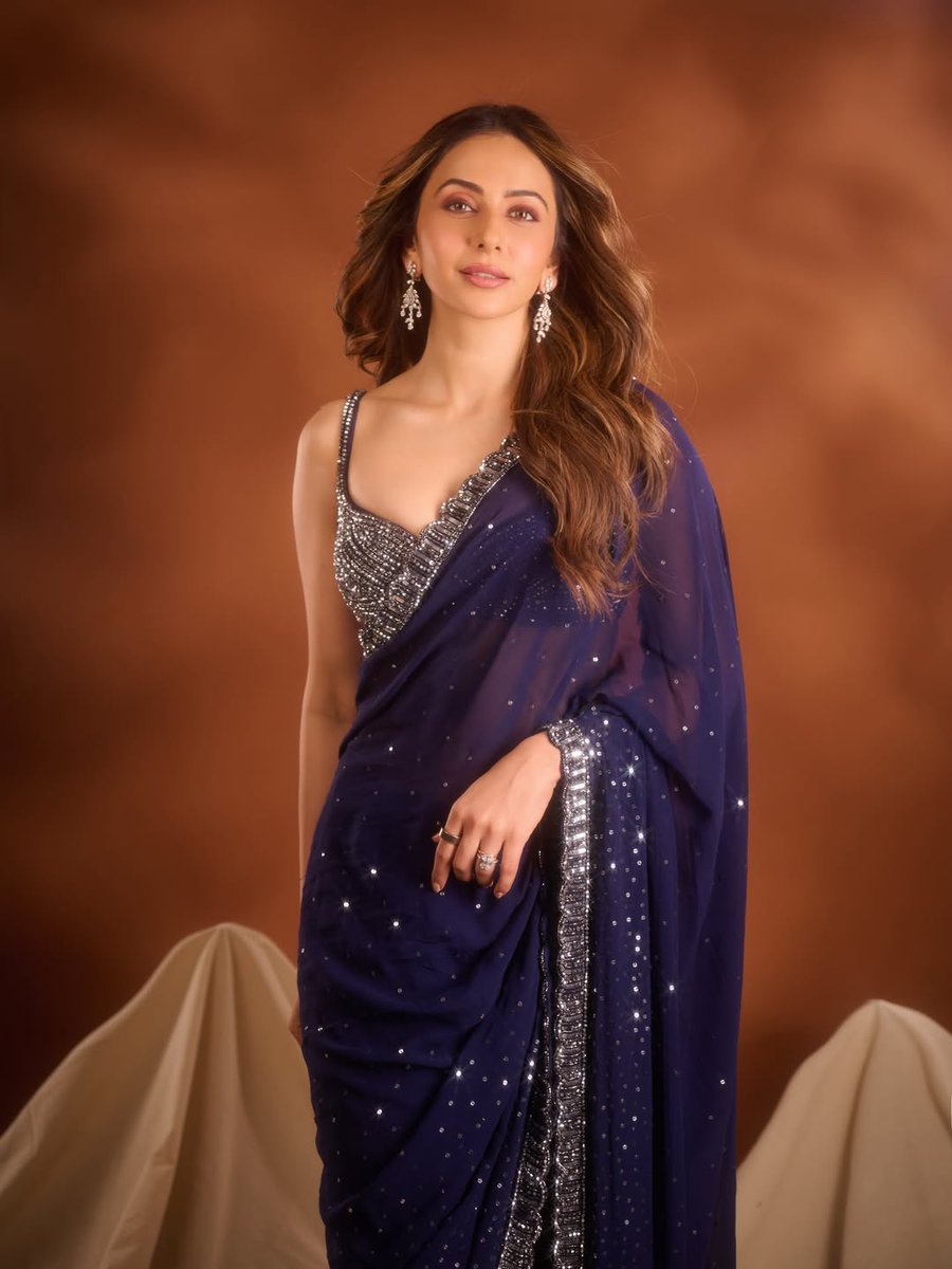 telugufilmnagar's tweet photo. Elegance wrapped in every sparkle... Courtesy of @Rakulpreet 💙✨

#RakulPreet #TeluguFilmNagar https://t.co/SMJVlMHsfl