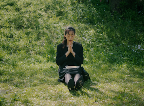 filmcramschool's tweet photo. 短編映画「桜のまどろみ」100再生いきました👏
いつもご視聴ありがとうございます！

『桜の下の、喪服の、斉藤さん@dLN2Y46d1bAxIzMが、
見たい！！！』

という熱い（？）気持ちから生まれた物語です。

▶本編はこちら
https://t.co/H5Yd9JicuY https://t.co/8t3aSB2zcM