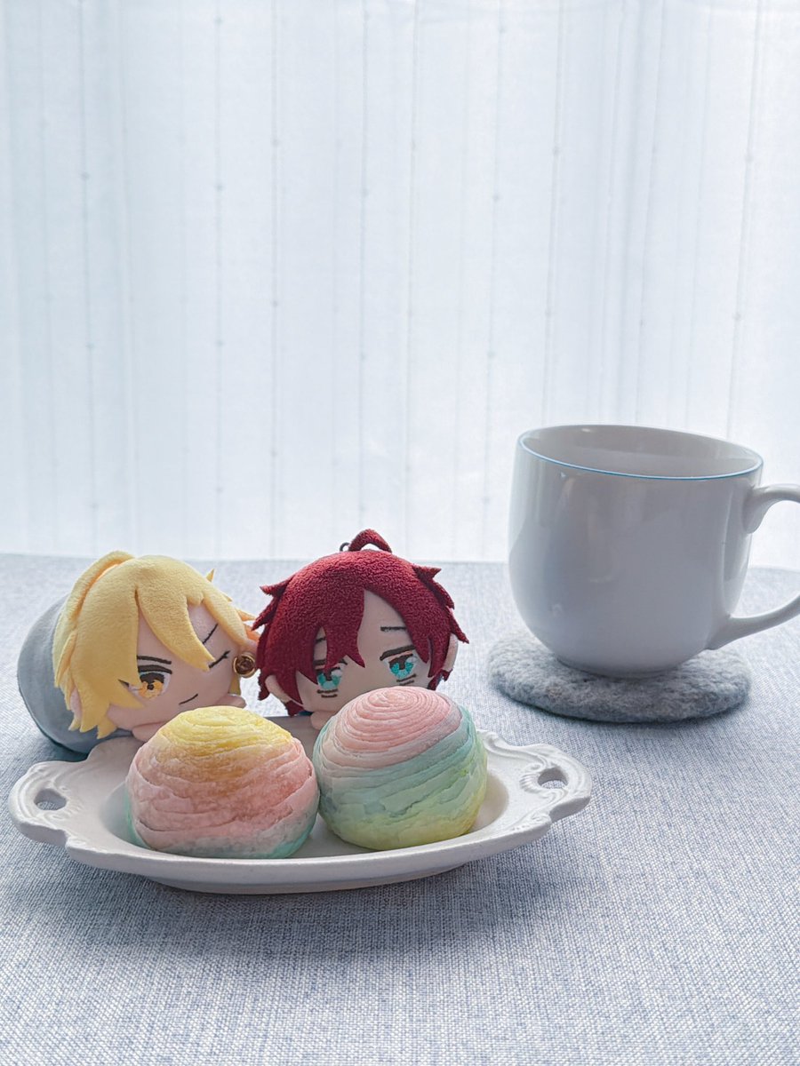 mimimimmof's tweet photo. 今日はジュクでお茶のイベントにいって、可愛いお菓子をもちちゃんたちと頂きました。素敵なお色だねぇもちちゃん☺️ https://t.co/vEqrNEmYWW