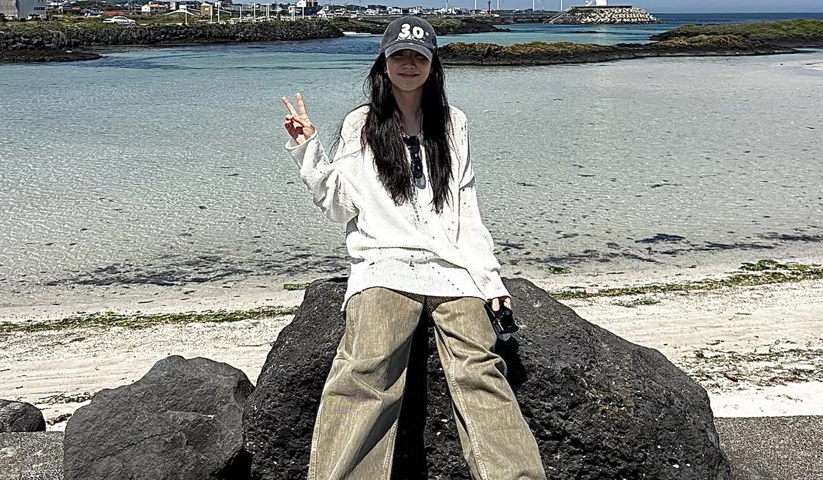filmbyjisoo's tweet photo. summer day with jisoo https://t.co/9vd4hI0N8b