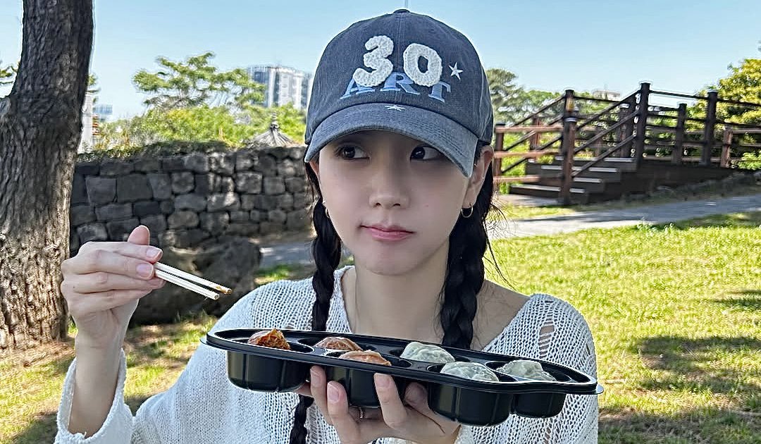 filmbyjisoo's tweet photo. summer day with jisoo https://t.co/9vd4hI0N8b