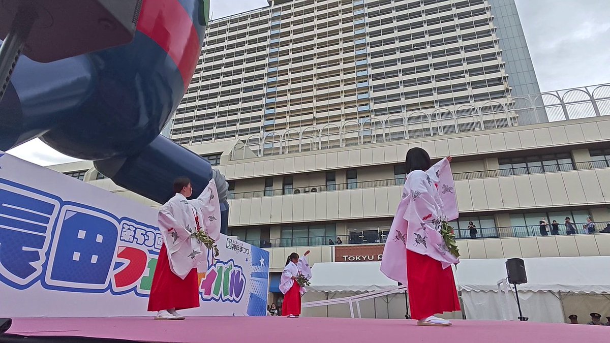 komazukae's tweet photo. 【御礼】
昨日、長田フェスティバルにて「KOBE☆KATSU神楽部」が豊栄舞をご披露いたしました。温かい拍手を誠にありがとうございました！鉄人28号が見守る大舞台で晴れやかにお舞いできました⛩️

9月の正式スタートに向け、中学生以上の女性を対象に見学受付中です。
https://t.co/W5nXONOVct https://t.co/zBJcLFzfov