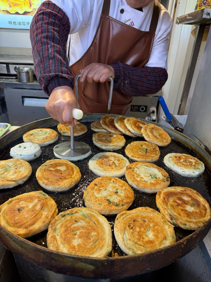 MASEGOLD's tweet photo. Craving late-night munchies Just grabbed a crispy, fluffy Chinese scallion pancake from the street stall—warm, savory, and total comfort food perfection! https://t.co/aRcmcnp31G