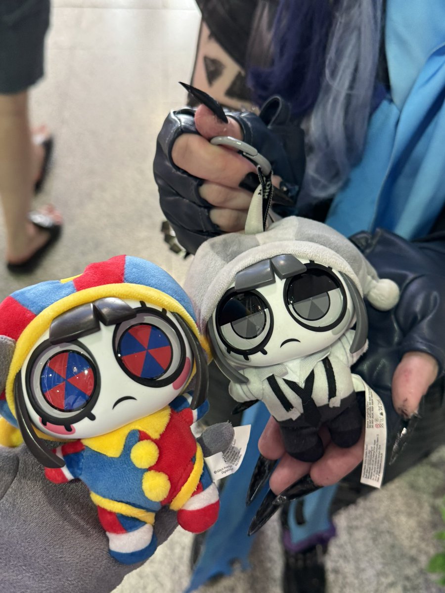 _wernon's tweet photo. Best part of the con (apart from meeting everyone) was the cosplayer who traded me Noir Pomni!!! 
MY DAUGHTERRRRR https://t.co/bcx7Yj5lJN