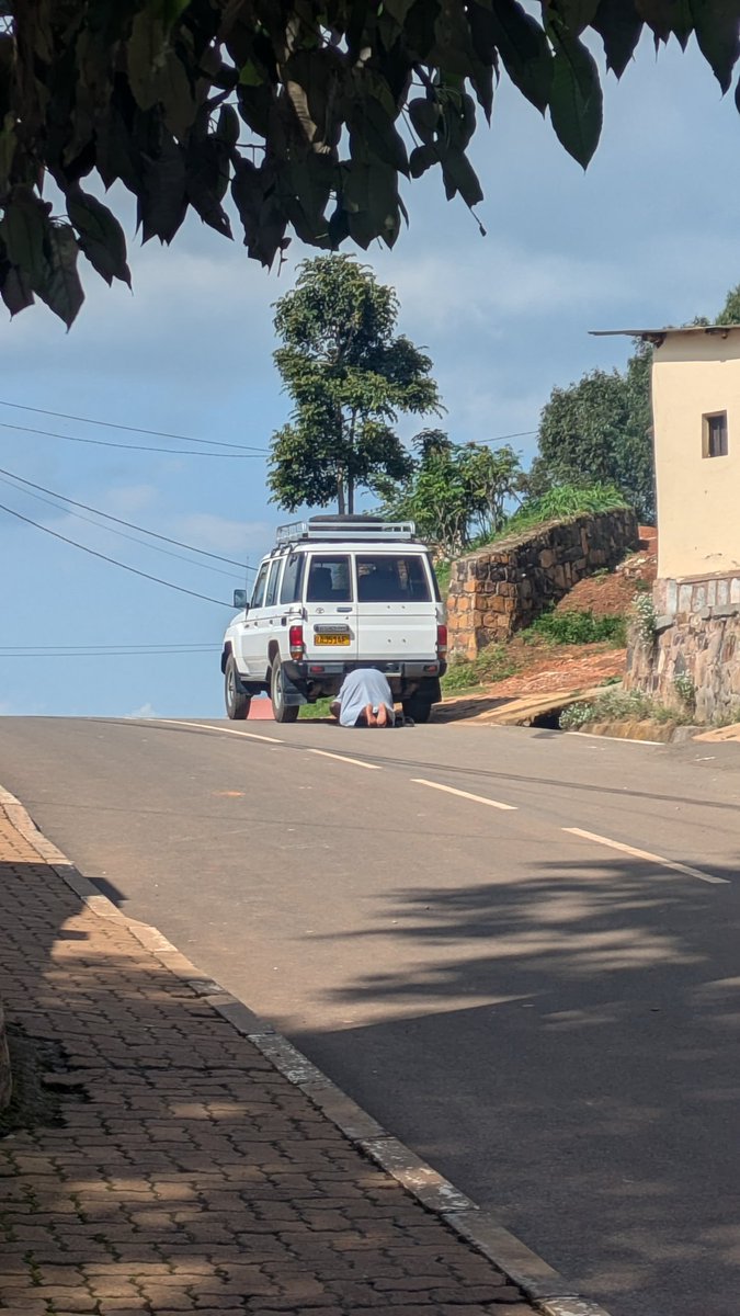 maxime_ntaganda's tweet photo. Icyakora mu Rwanda hari freedom pe 😂🤣😅🤣😂😅🤣 aha ni iByumba abazi aho ibiro by'uyumurenge biri barahazi🤣umutipe yafashe imodoka ayiparika mu muhanda hagati, maze akuramo agasambi atangira Gusari muri kaburimbo😅😅😅🤣😅😅😅 https://t.co/AEbdx2uJcz