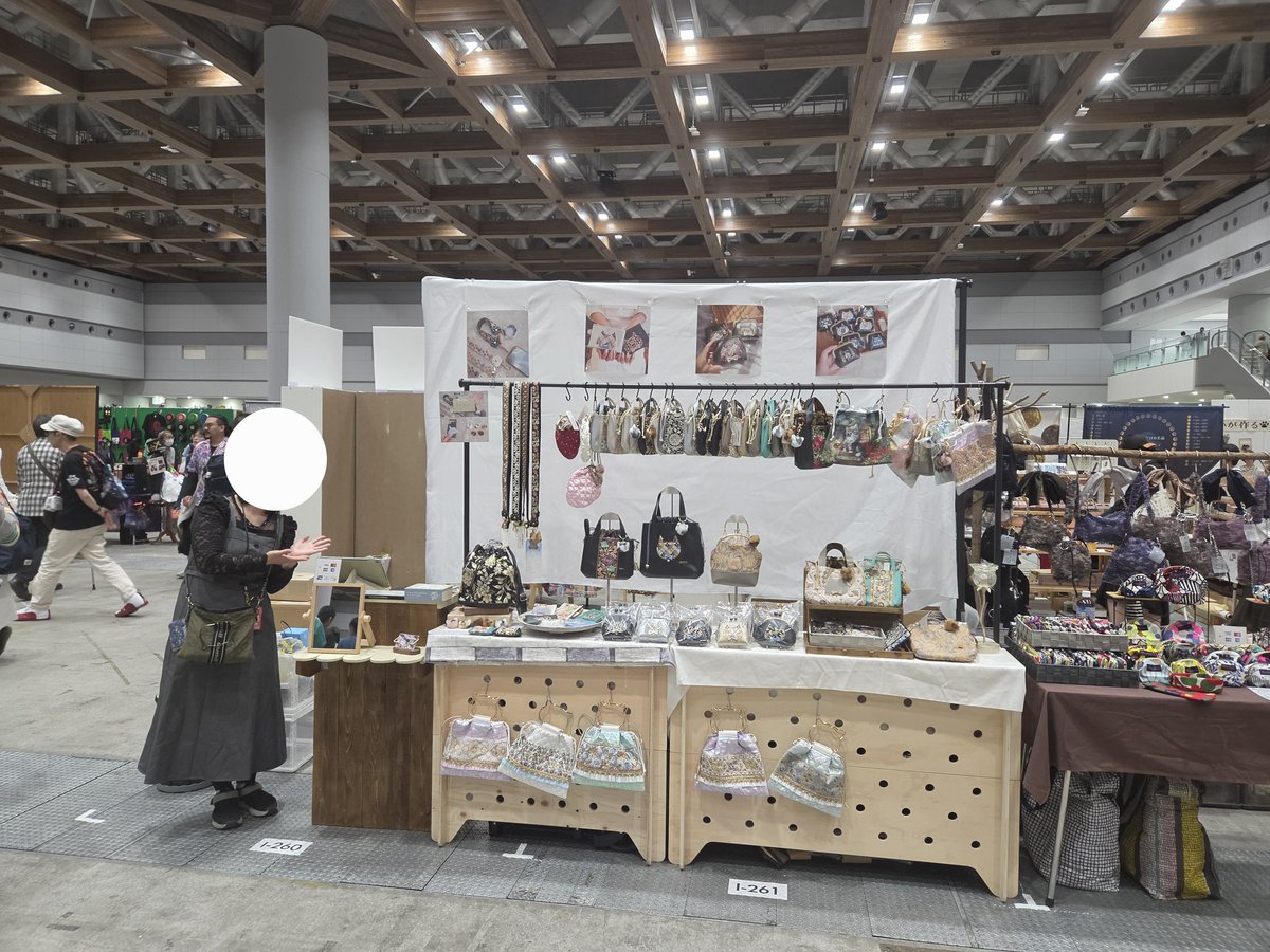 petitchaton22's tweet photo. デザフェス2日間ありがとうございました！
沢山の方に見て頂けて本当に嬉しかっです😭😭
そして「これ見に来たんですけど…」とわざわざブースに来てくださった方、完売でご案内できず本当に申し訳ありませんでした😢
minneで販売できるように準備しますので気長にお待ちくださいませ✨️ https://t.co/WHgsi8nRpP