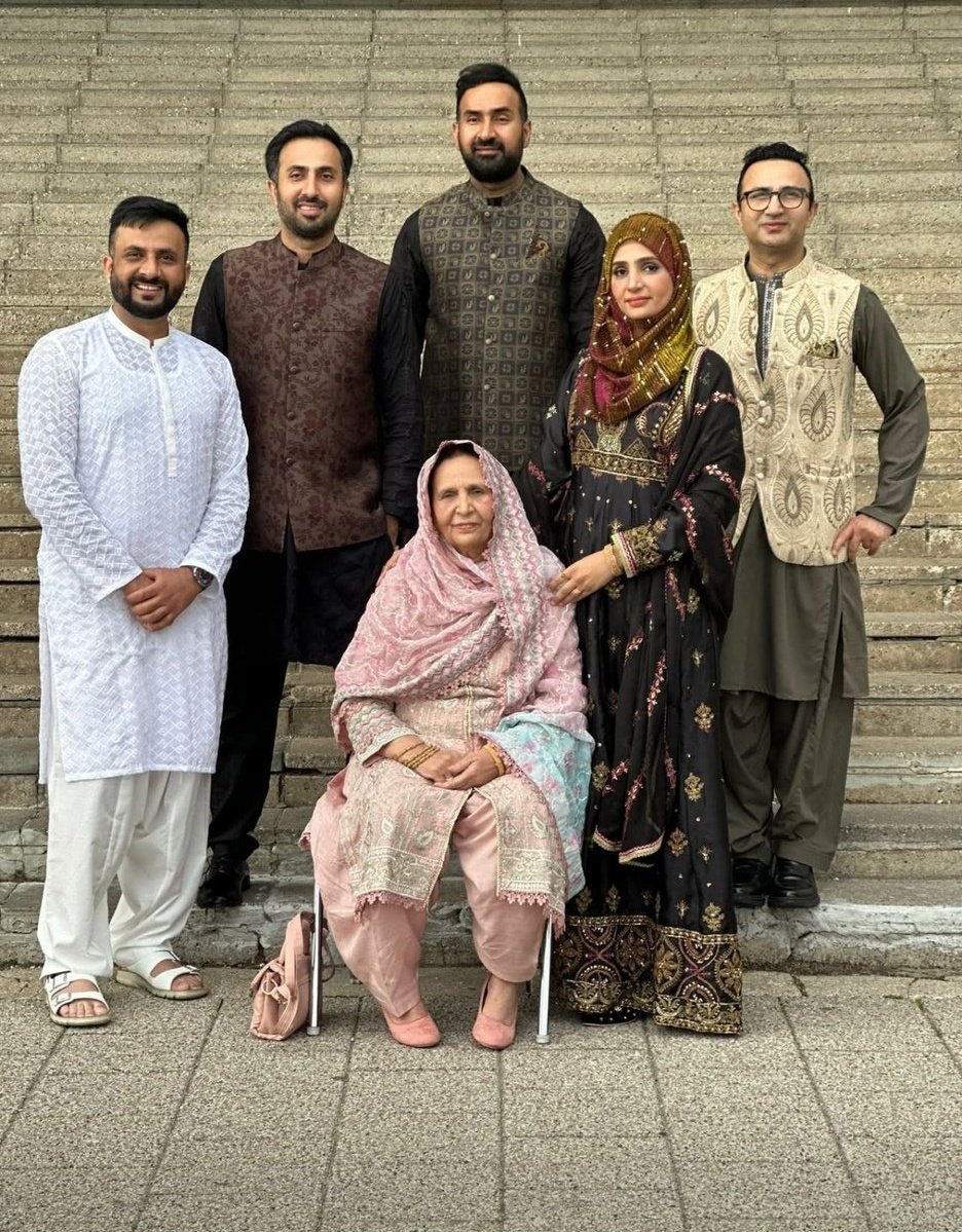 cutehunmee's tweet photo. ٹرین پر حملہ میں شہید ہونے والے ان شہریوں کا بدلہ اب پہاڑوں میں چھپے مسنگ پرسنز اور شہناز جیسی طوائف زادیوں پر سٹرائیک کر کے لیا جائے،،،،
#TerroristBLA https://t.co/aIfoYDzH7H