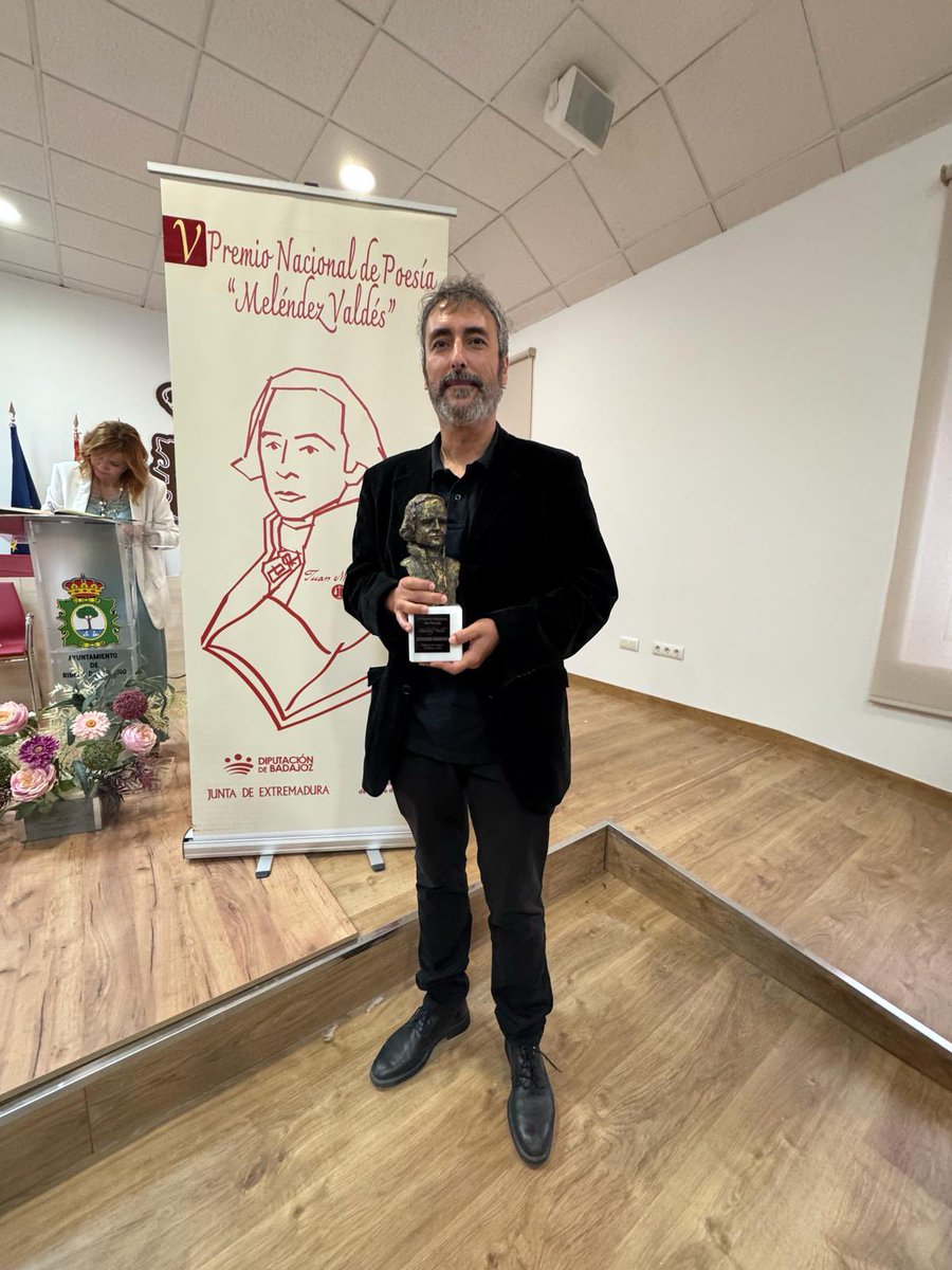 EditoraEx's tweet photo. Ayer se entregó el V Premio Nacional de Poesía Meléndez Valdés que concede el ayto de Ribera del Fresno y que en esta ocasión recayó en la obra La domesticación, de Abraham Gragera, poeta de raíces montijanas. Tras el acto se escenificó la obra Batilo, de JM Lama @cultura_EXT https://t.co/8HNjAgvwks
