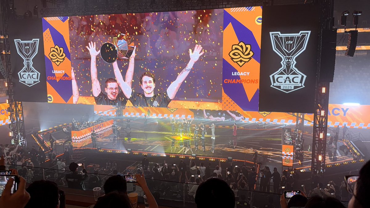 WanDou1029's tweet photo. @legacyggbr @lattofps @dumaucs @arTcsgo @n1ssimV @saadzin_fps @adrrrcsgo 这是我第二次在现场看到你们夺冠了！ https://t.co/kMJz5k2gLq