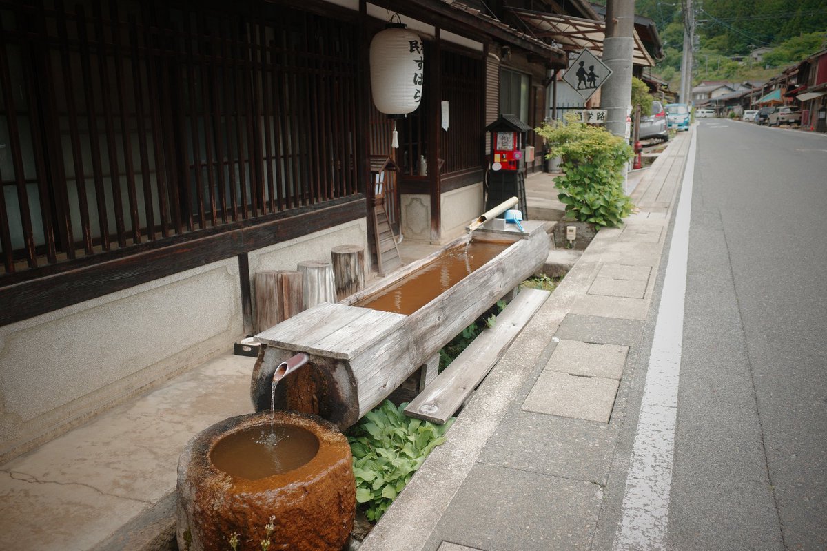 K1PEF's tweet photo. 須原宿には、湧水を利用した水場が設けられており、水場ではさわらの丸太をくり抜いた水舟で水を受けている風景が随所に見られる
水が良いところは風景も良い… https://t.co/fJCpsHF6Kr