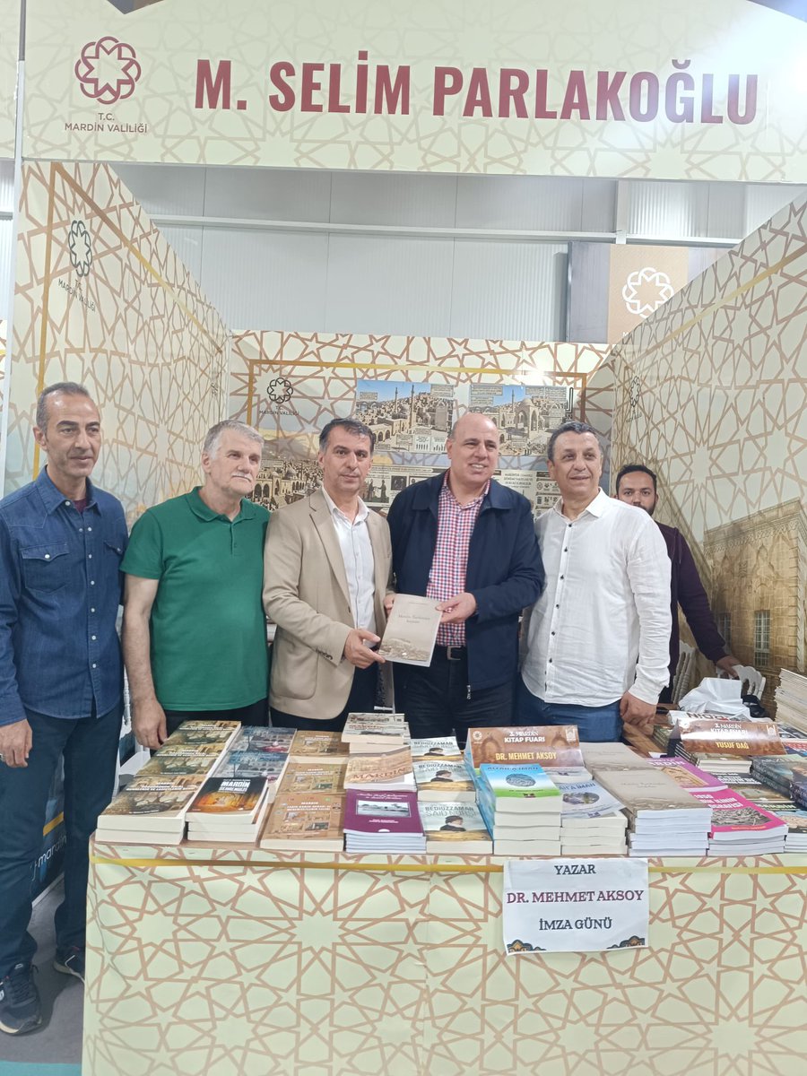 sahabettinsafak's tweet photo. Mardin üçüncü Kitap Fuarı’nın son  gününde ziyaret ederek hem yazarlarla hem de kitapseverlerle bir araya geldik.
@AHMETAGIRAKCA 
@77muratdogan 
@BesirAyanoglu 
@selimakman82 https://t.co/2aCNsQOWKk